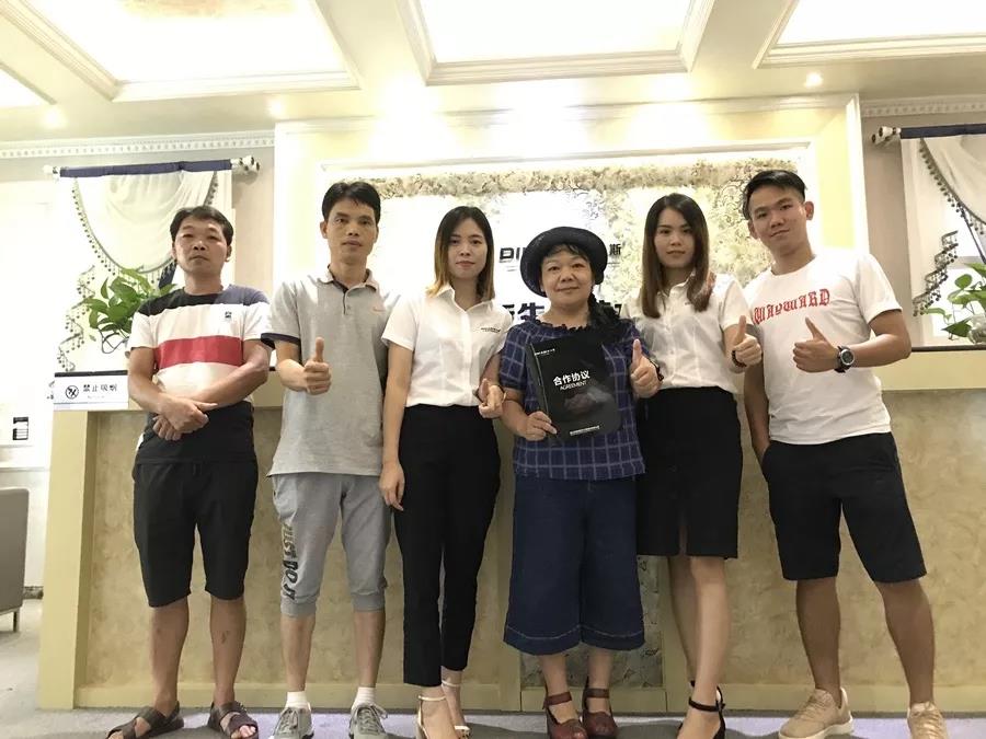 广州建博会第3天,帝卡斯生态艺术壁材展馆持续火爆,受到诸多意向客户的热烈追捧,当场踊跃签约!